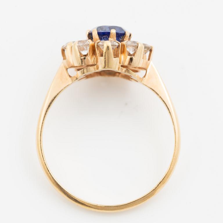 Ring, 18K guld med safir och vita stenar. 1940-tal.