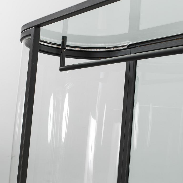 VITRINSKÅP / BUTIKSSKÅP. Glas, plexiglas och spegelglas. Sekelskiftetet 2000.