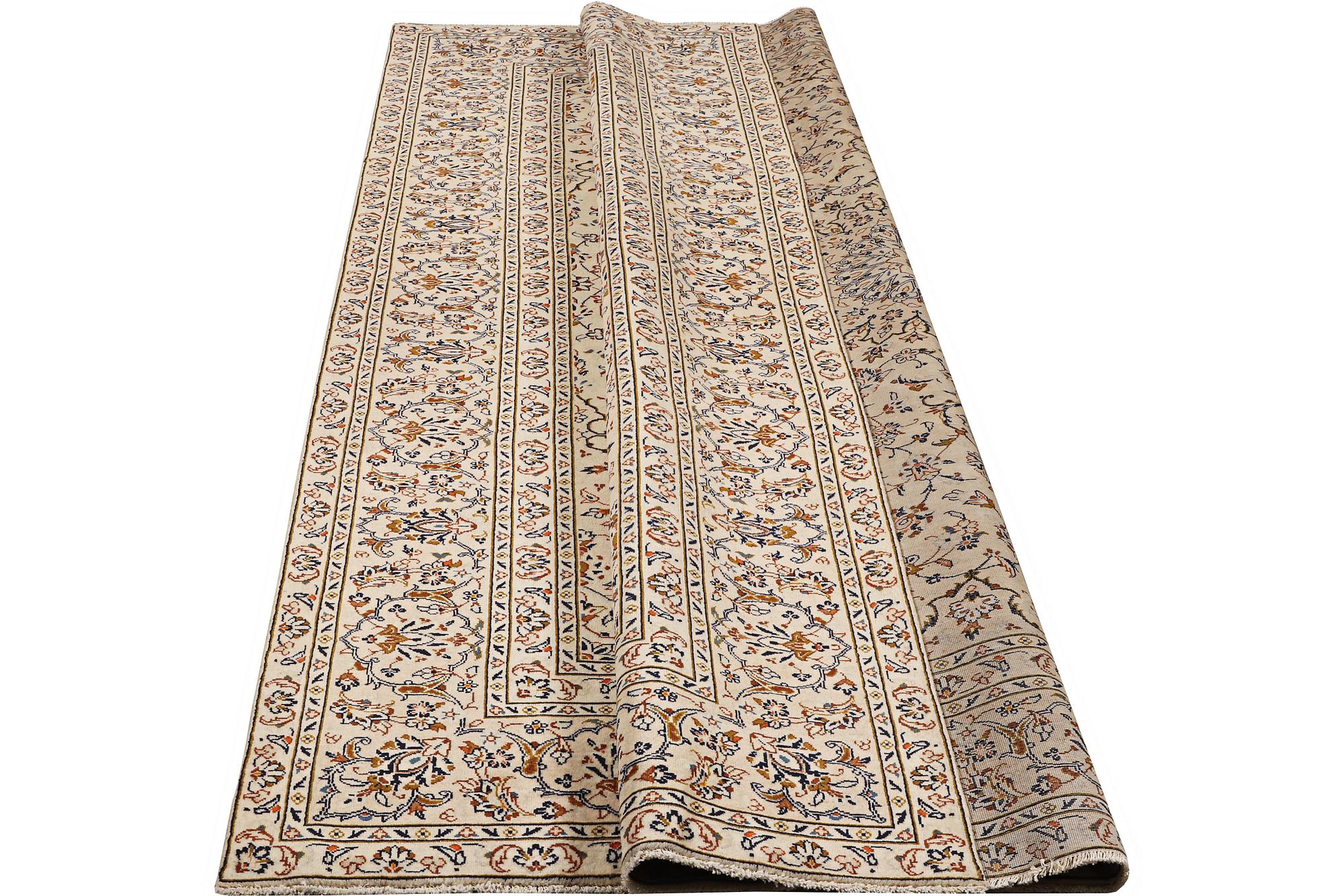 Matta, Keshan, ca 352 x 240 cm.