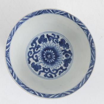 A Chinese blue and white porcelain bowl and a small dish, Qing dynasty, Kangxi (1662-1722).