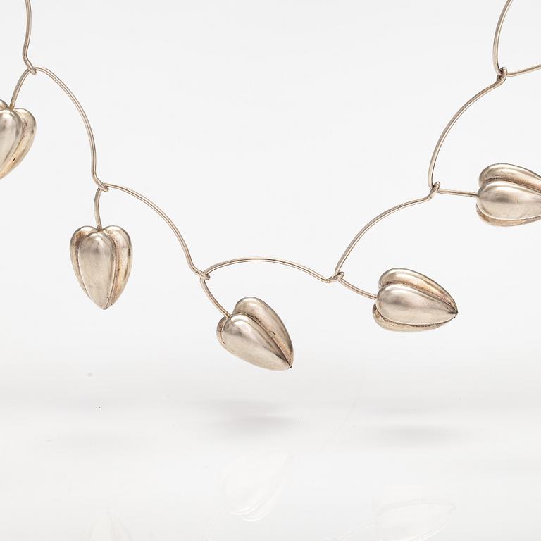 Kaulakoru, sterlinghopeaa. Asta Design, Helsinki 2000.