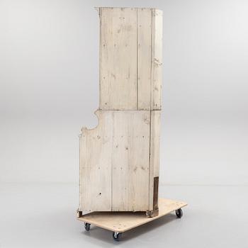 A late gustavian corner cabinet from around year 1800.