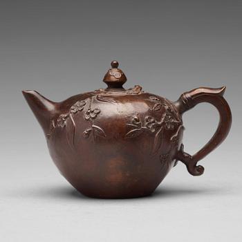 543. A bronze tea pot, late Qing dynasty.