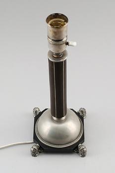 BORDSLAMPA, tenn och svärtat trä, 1900-talets första hälft.