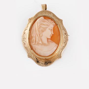 BROSCH, 18K  guld med skuren snäckskalskamé, Gustav Dahlgren & Co, Malmö, 1960.  Vikt 7,7 gram.