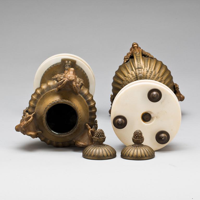 CASOLETTER, ett par, gustaviansk stil. Omkring 1900.