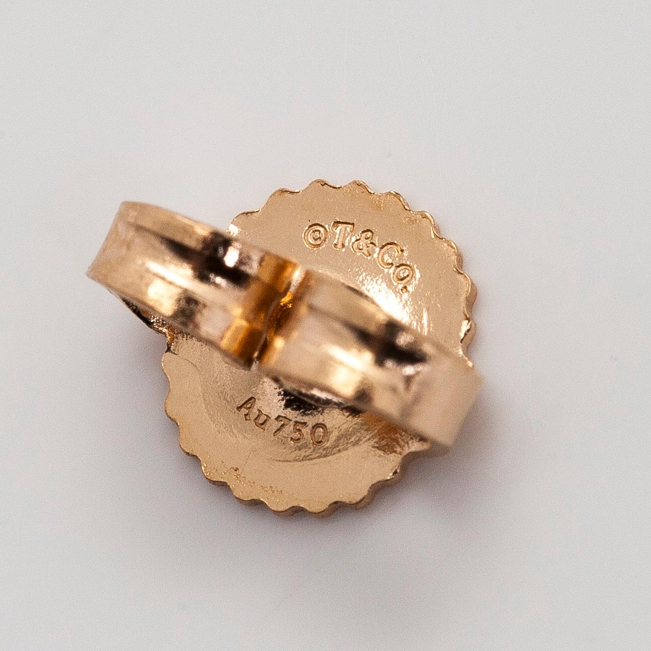 Tiffany & Co, örhängen, "Tiffany Solitaire", 18K guld och briljantslipade diamanter.