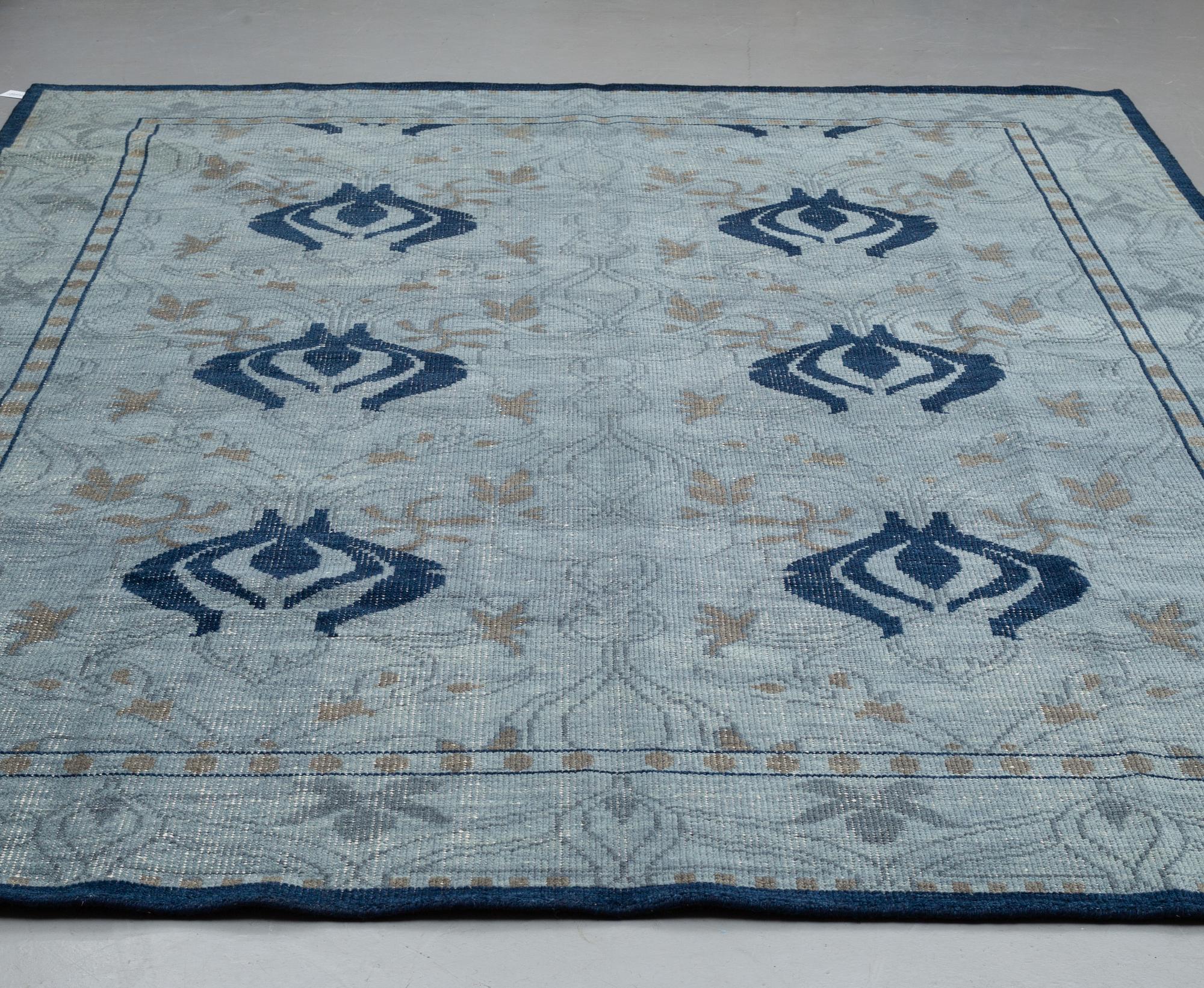 AN ORIENTAL CARPET, ca 360 x 263 cm.