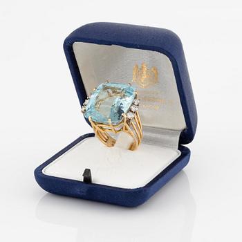 Ring 18K guld med en trappslipad akvamarin och runda briljantslipade diamanter, Gunnar Fahlström.