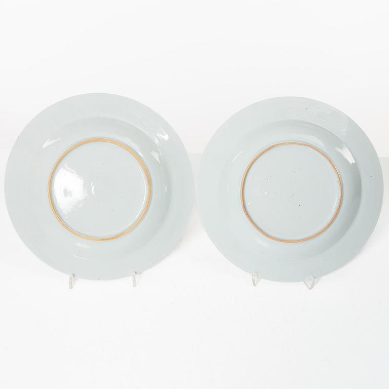 A Chinese famille rose porcelain oval dish and a pair of plates, Qing dynasty, Qianlong (1736-95).