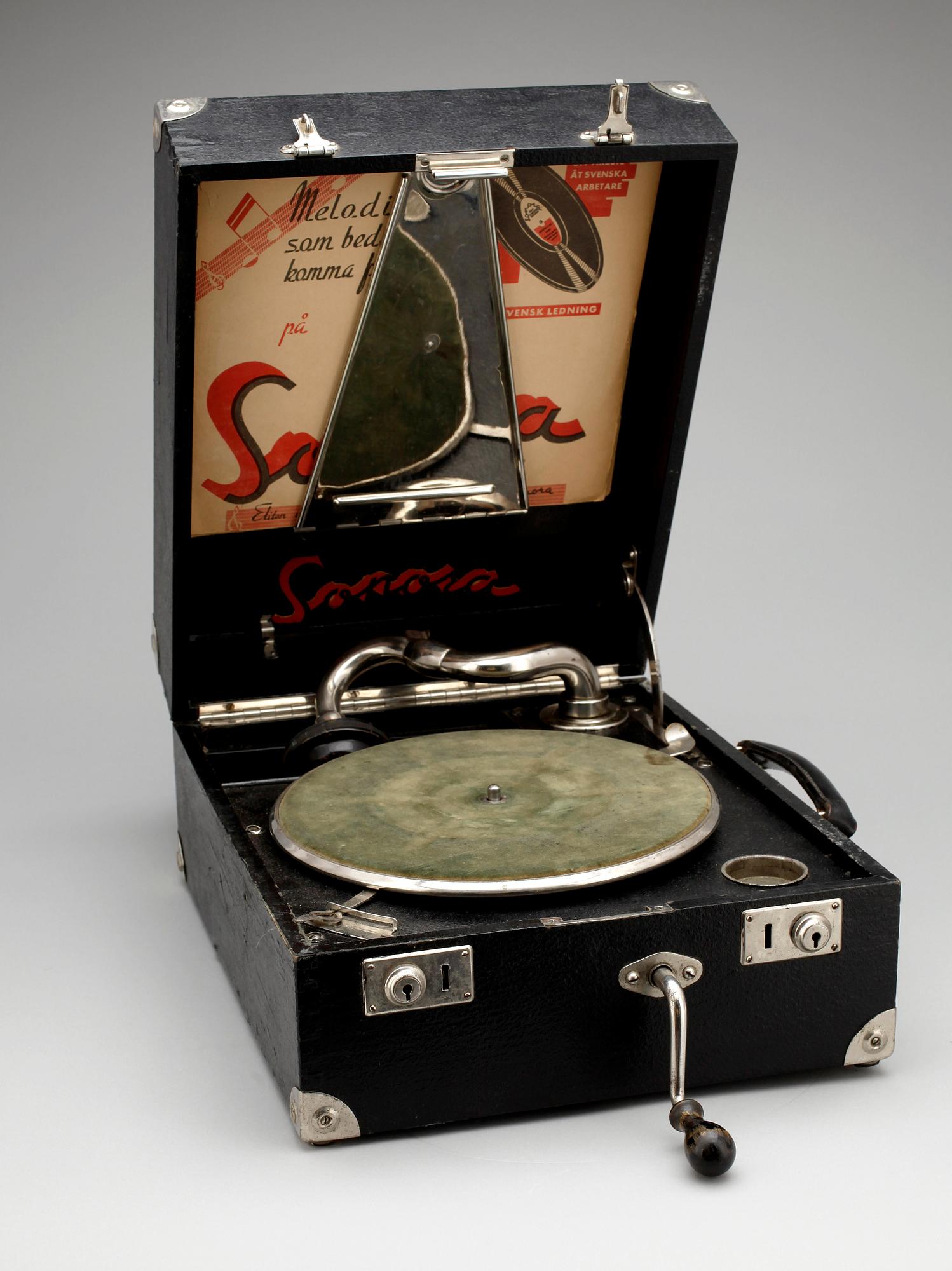 GRAMMOFON MED SKIVOR, "Sonora", 1900-talets första hälft.