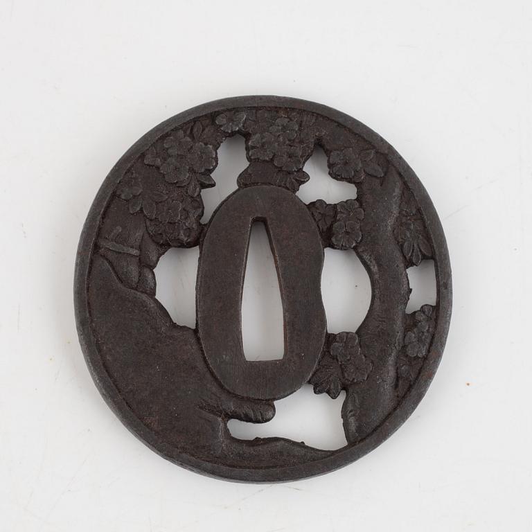 Tsuba, fyra stycken i kiri-box, järn och brons, 1700- och 1800-tal.