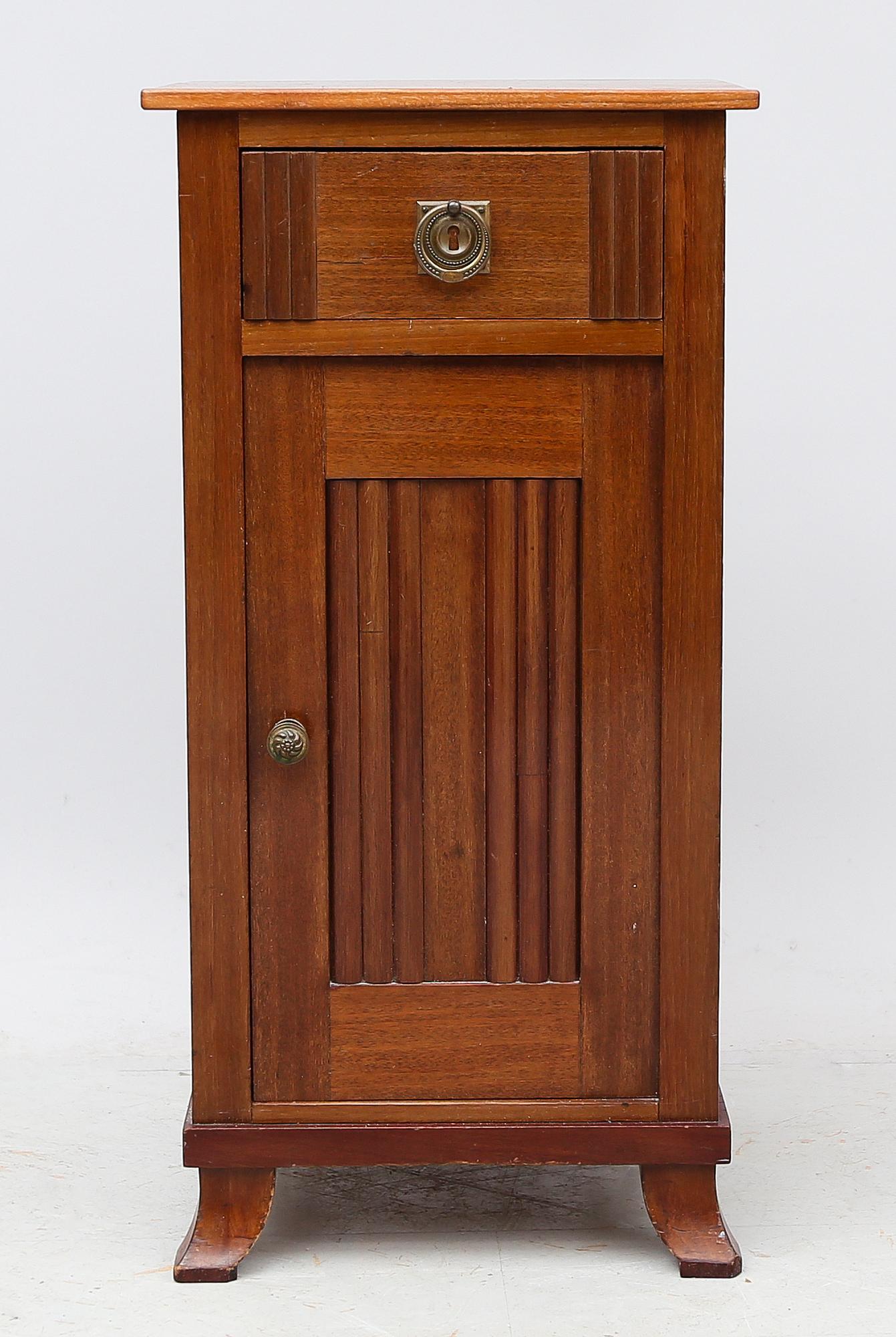 SÄNGBORD, 1900-talets första hälft.