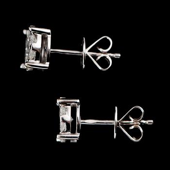 ÖRHÄNGEN, 1 par, 18 k vitguld, med briljantslipade diamanter totalt 1.04 ct.