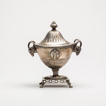 STRÖSOCKERSKÅL, silver, Johan Ekholm, Stockholm, 1795. Vikt ca 611 g.