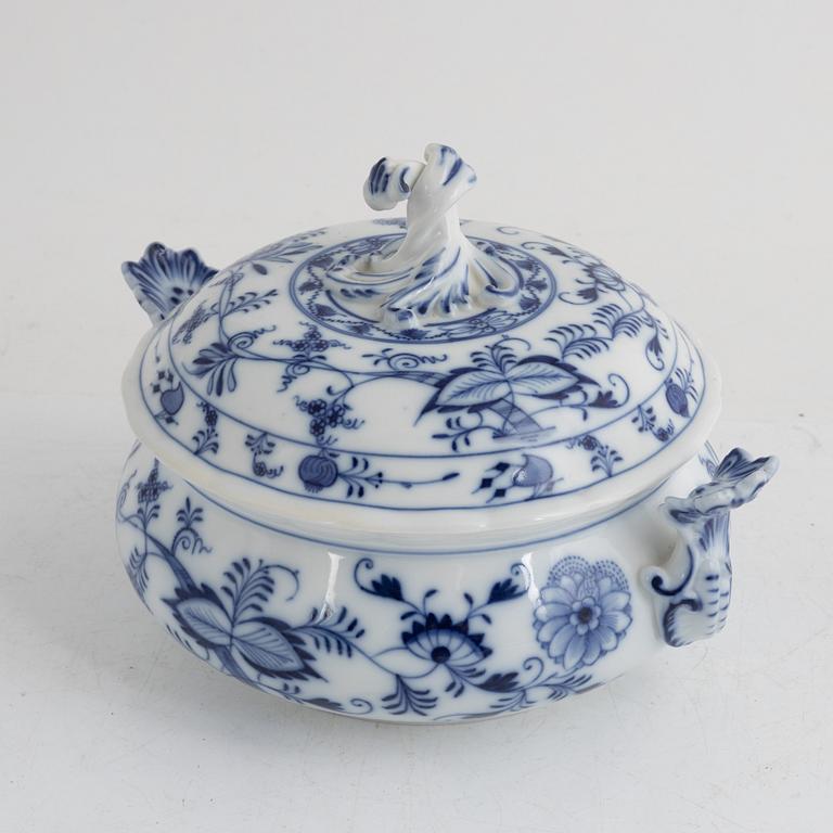 Tureen, porcelain, "Onion pattern", Meissen, Germany, 20th century.