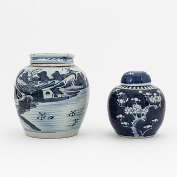 Two Chinese porcelain jars with cover, 19th/20th Century.