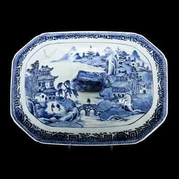 TERRIN MED LOCK OCH UNDERFAT, porslin, Kina, Qianlong, 1736 - 1795.