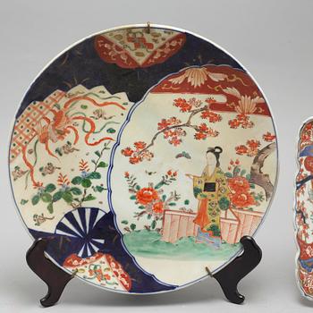 Two Japanese imari dishes, 20th Century.