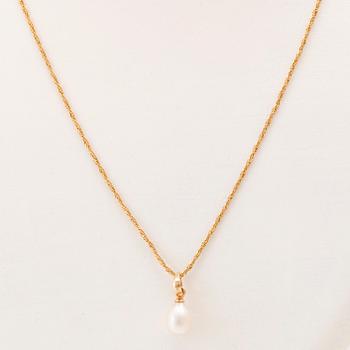 An 18K gold neckalce with a drop-shaped cultured pearl.
