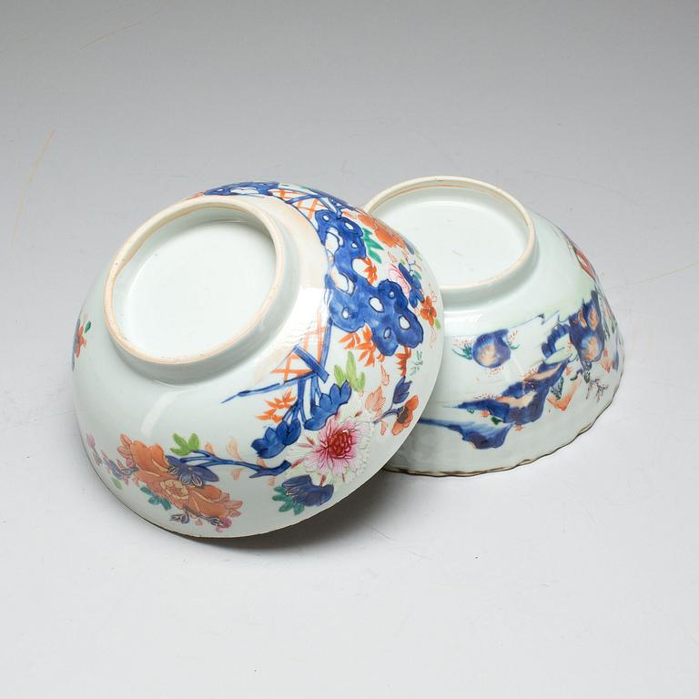 SKÅLAR, 2 st. Porslin, Kina. Qianlong 1736-95.