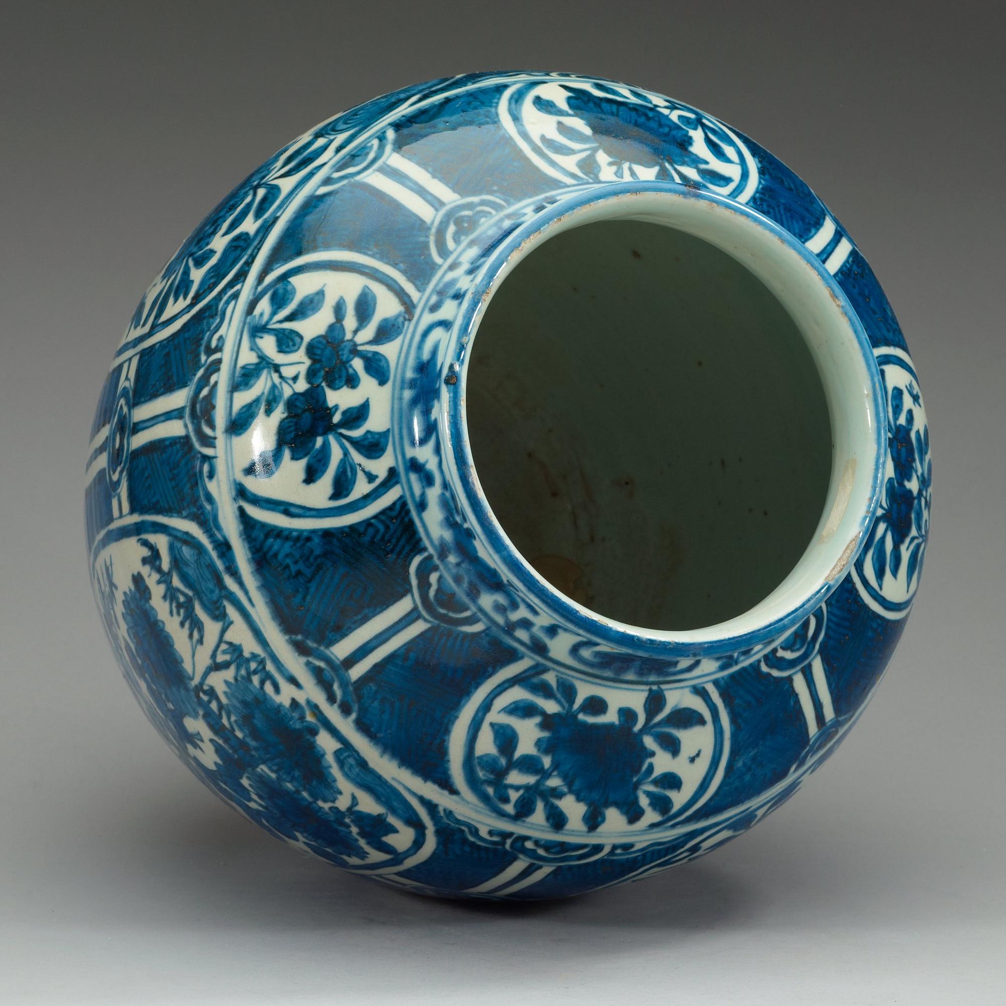 A blue and white jar, Ming dynasty Wanli (1572-1620).