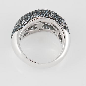 RING, 18K vitguld med fasettslipade blå safirer ca 3.17 ct. Vikt 8,8 gram.