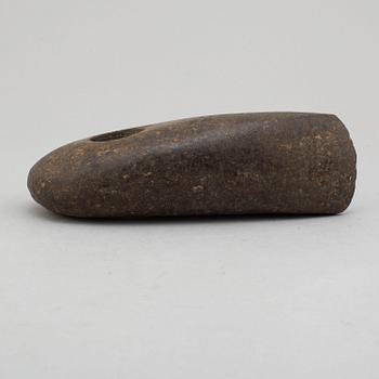 SKAFTHÅLSYXA, av polerad grönsten, senneolitikum.