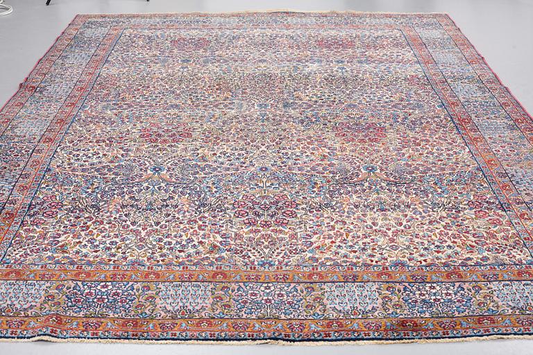 A CARPET, semi-antique, Kerman, ca 362,5 x 265 cm.