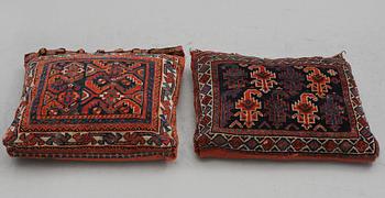 KUDDAR, 2 st, sannolikt Kazak, ca 60 x 70 respektive 56 x 68 cm.
