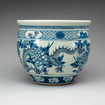 A blue and white Jardiniere/basin, late Qing dynasty.