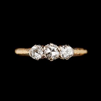 RING, 18 k guld, 3 diamanter tot ca 0.60 ct.