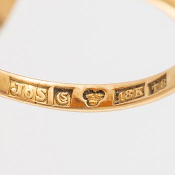 Ring in 18K gold with a shell cameo.