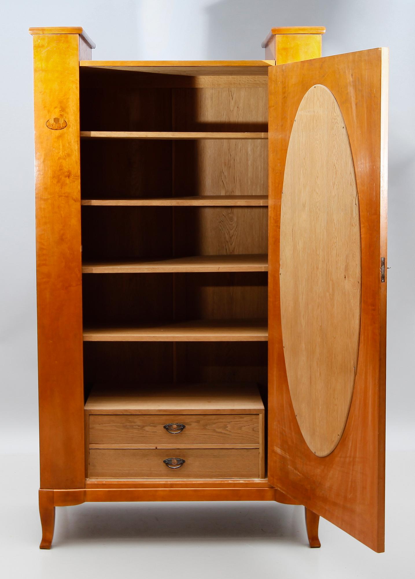 KLÄDSKÅP, 1900-talets första hälft.