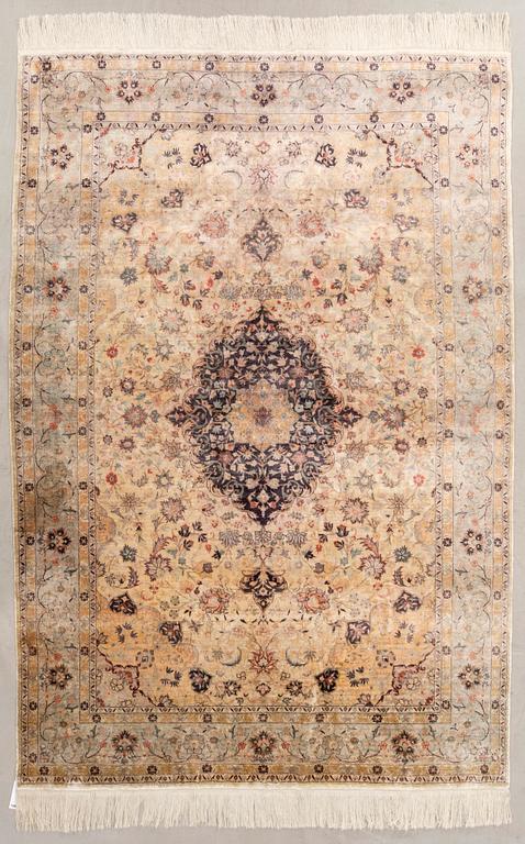 Matta  Orientalisk troligen Indien old silke ca 276x157 cm.