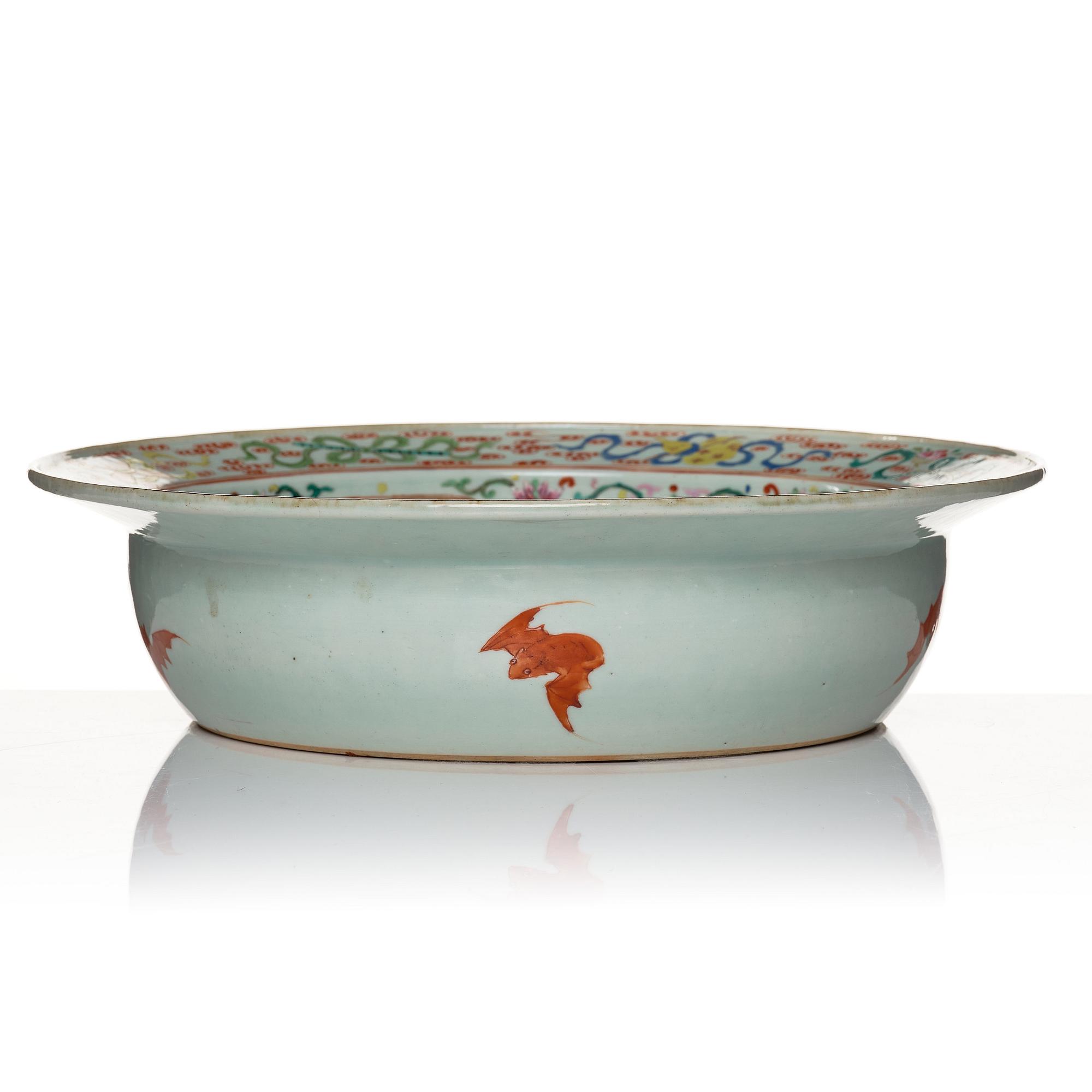 A large famille rose basin, Qing dynasty, 19th Century.