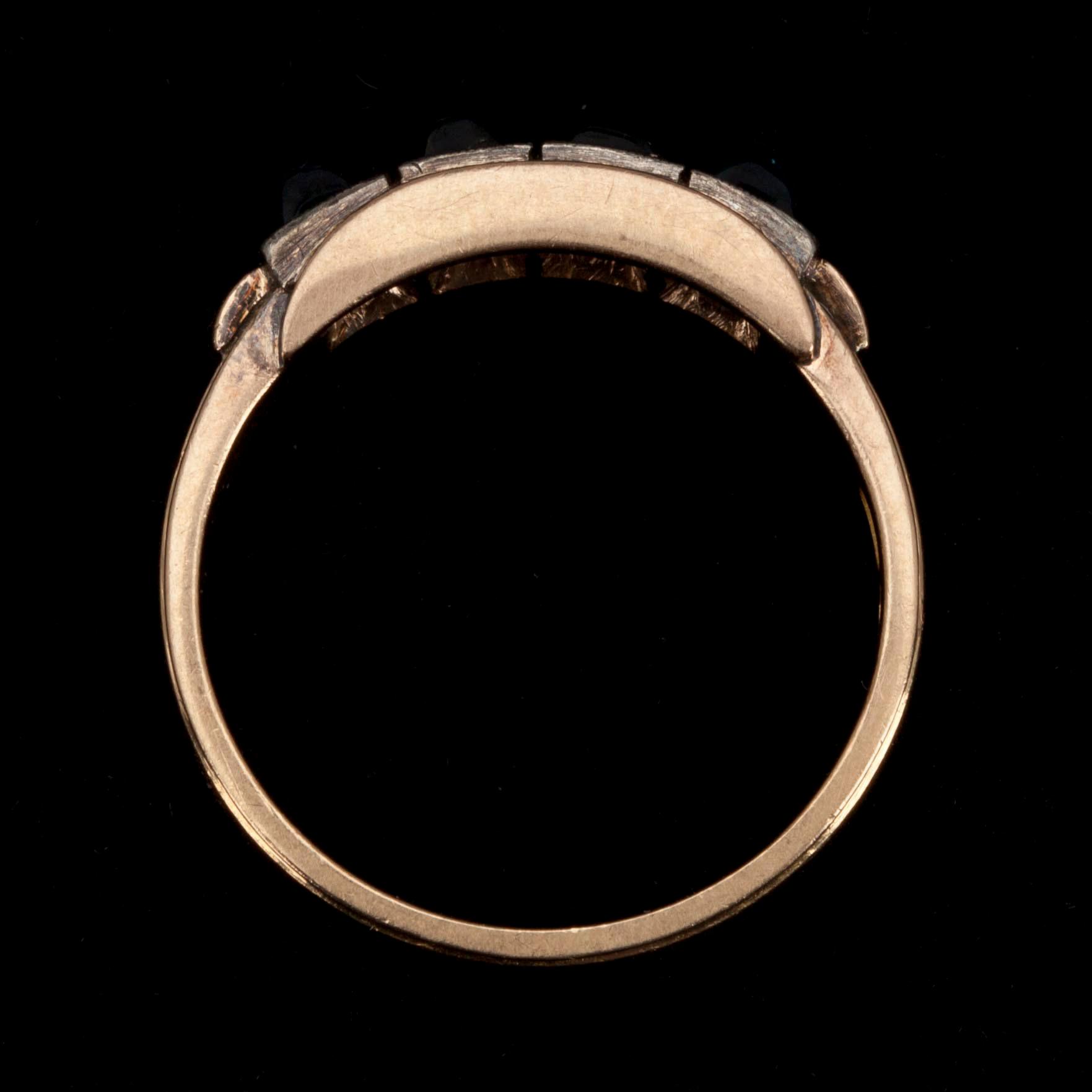 RING, 18K guld, syntetiska safirer. A. Koistinen Helsingfors 1945. Vikt 5.8 g.