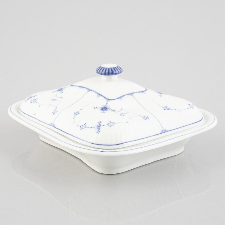 A 'Blue Fluted' / 'Musselmalet rifflet' dish with cover, Royal Copenhagen, later part of the 19th century.