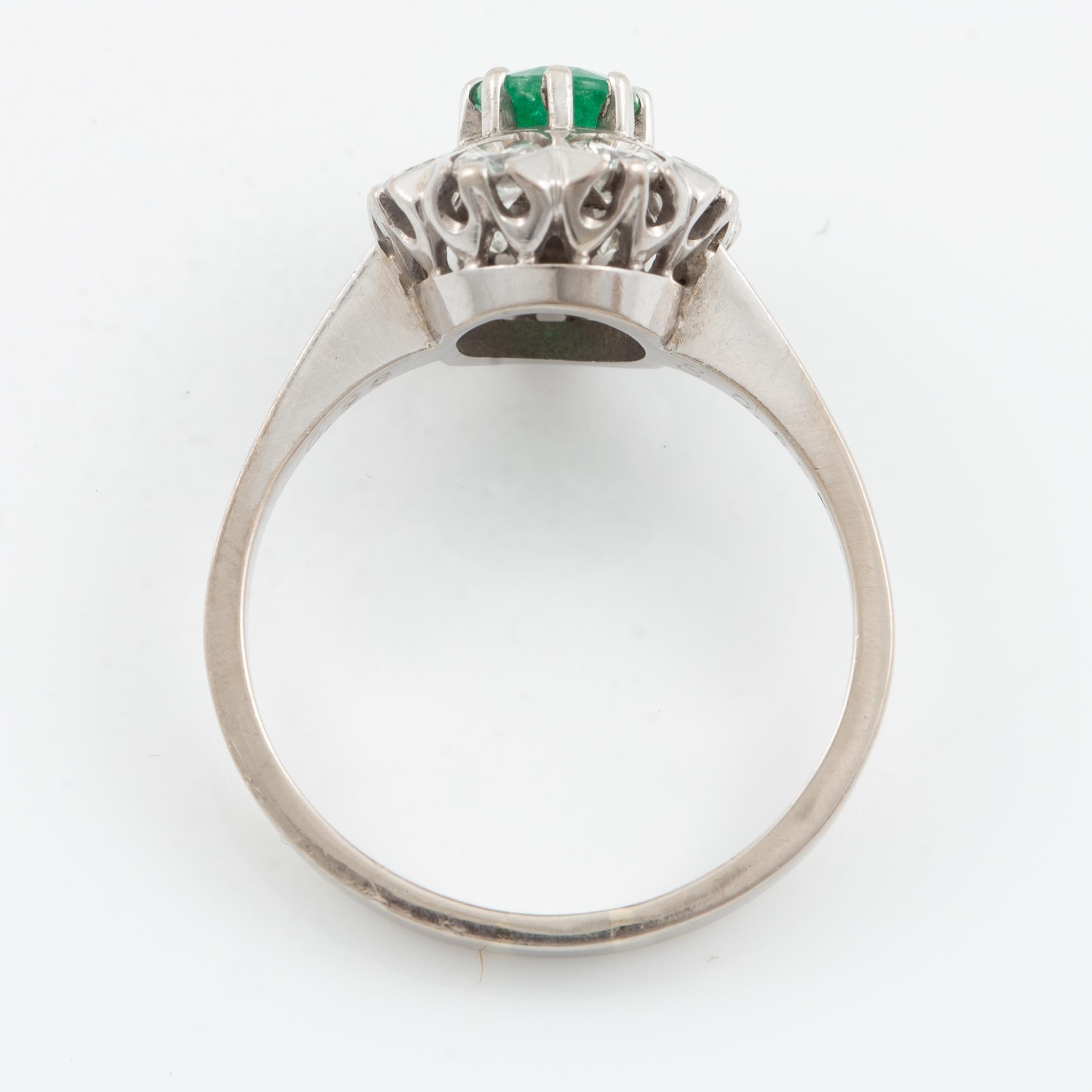 Ring, carmoséring 18K vitguld med smaragd och krans av briljantslipade diamanter.