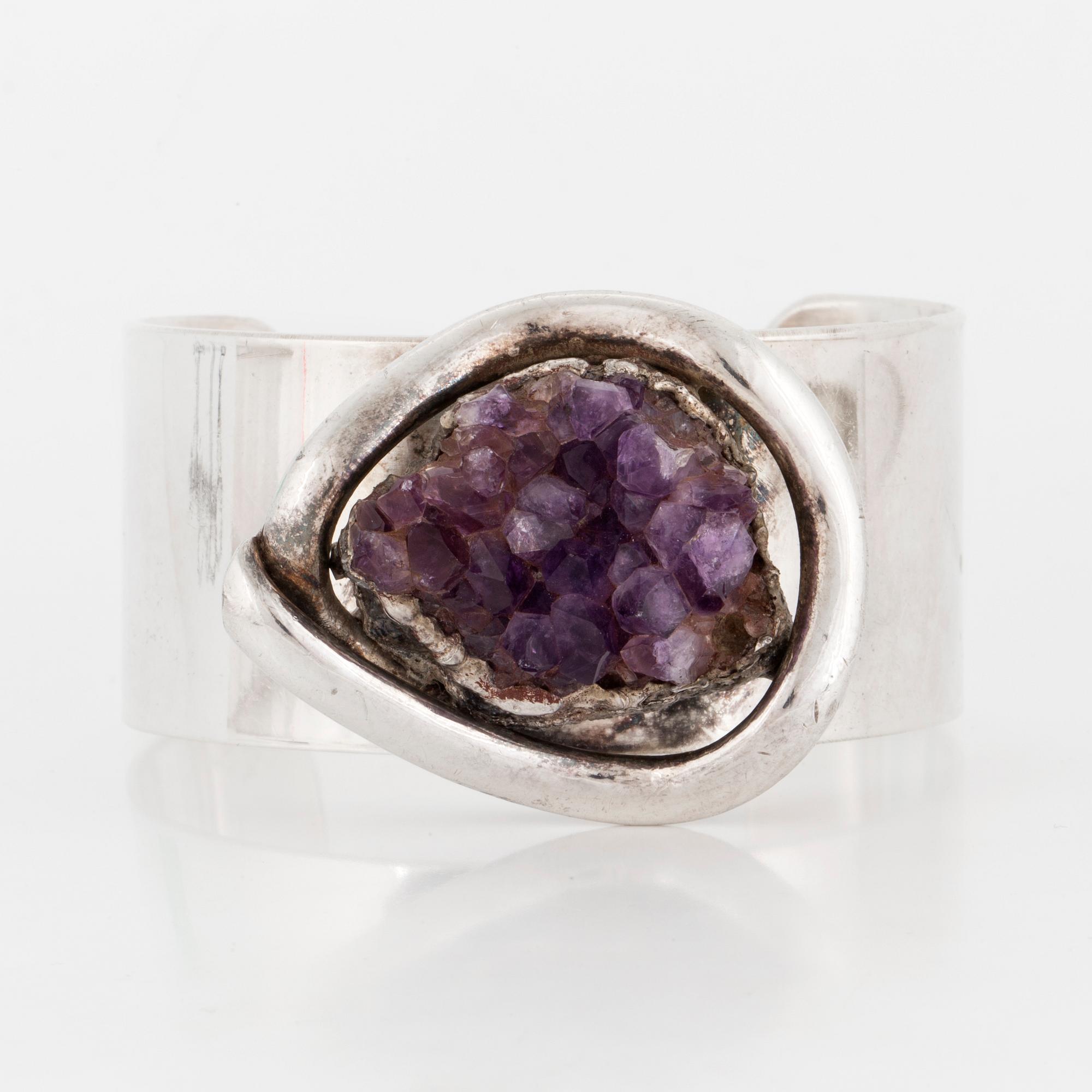 BANGLE, silver with amethyst crystals.
