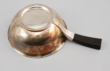 SMÖRKASTRULL, sterling silver, Georg Jensen & Wenel AB, Köpenhamn, Danmark, omkring 1900-talets mitt, total vikt 550g.