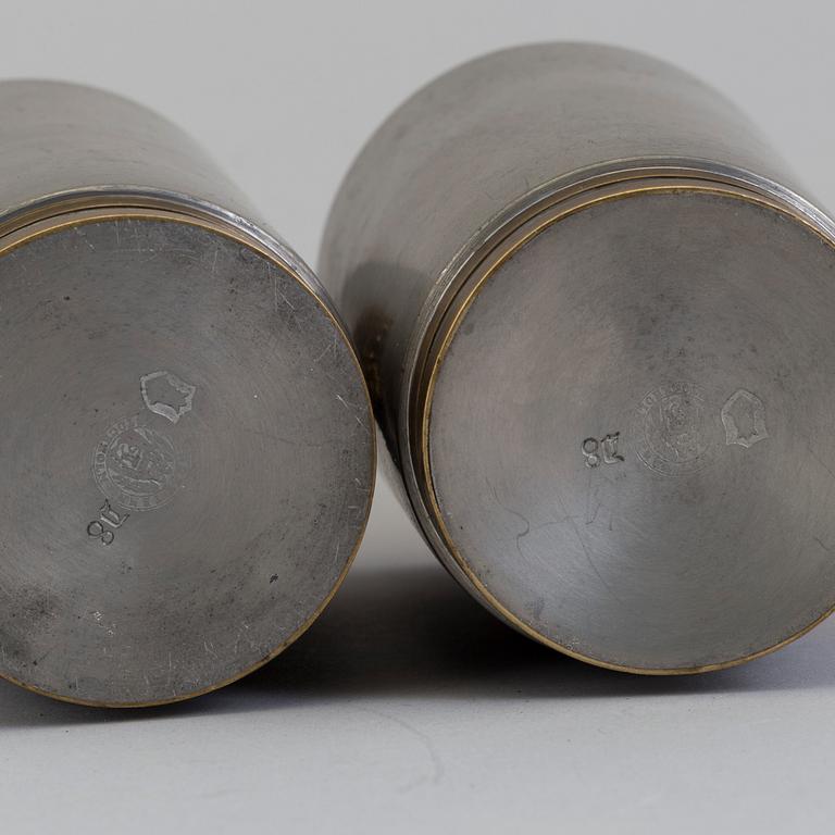 BÄGARE, två stycken, Firma Svenskt Tenn, senare dekorerade med kartuschplåtar, daterade 1930.