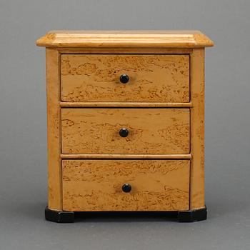 SMYCKESSKRIN / BARNBYRÅ, rotfanér, sent 1800-tal.