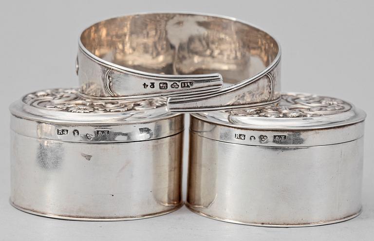 DOSOR, ett par, ARMBAND samt FAT, silver, 1800-tal. Bl a Adolf Lillja, Stockholm. Total vikt: ca 180 gram.