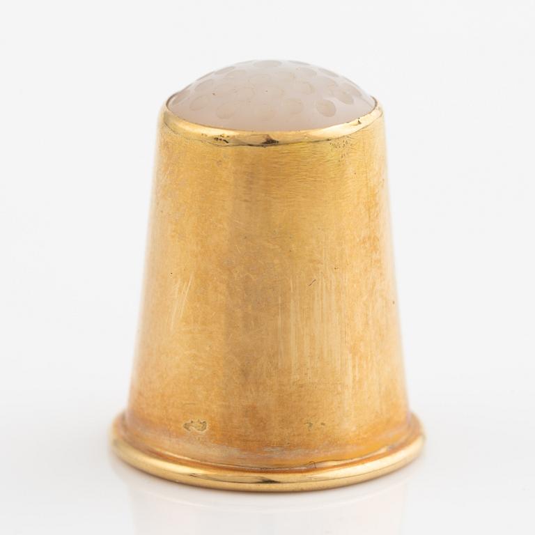 Fingerborg, 18K guld med vit sten.