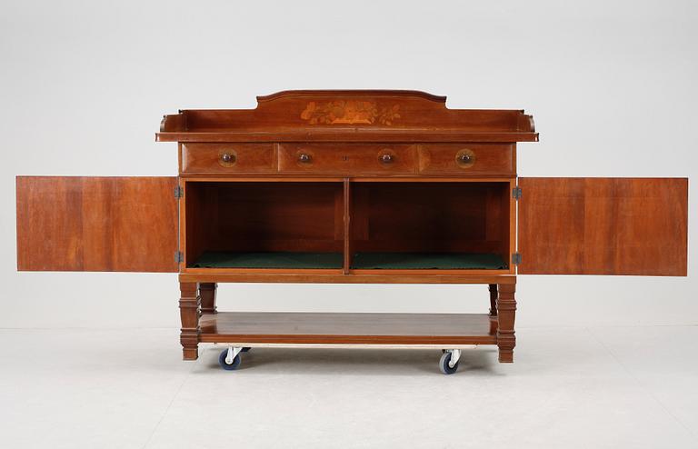 SIDEBOARD, Jugend, omkr sekelskiftet 1900.