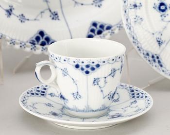 SERVIS, 18 delar, porslin, "Musselmalet". Royal Copenhagen, Danmark.