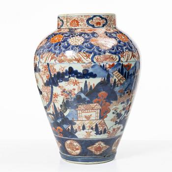 An Imari porcelain urn, Japan, 19th century.