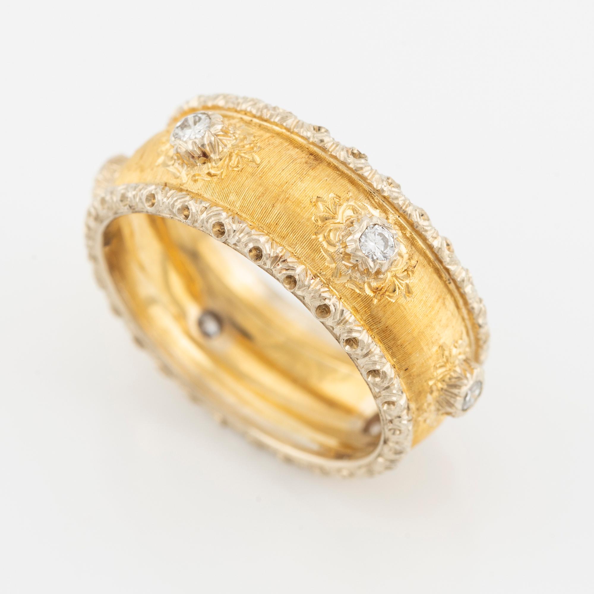 Ring, gold with brilliant-cut diamonds.