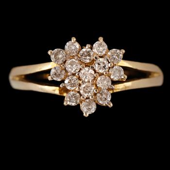 RING, 14k guld med 16 briljantslipade diamanter tot ca 0.32 ct. Vikt 3 g.